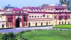 राजघराण्याच्या दाव्यासाठी ‘त्या’ १८ वर्षांनी राजमहालात परतल्या!