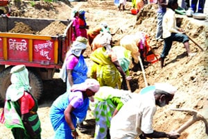 ‘मनरेगा’च्या रोजगारनिर्मितीत घट ‘मनरेगा’च्या रोजगारनिर्मितीत घट
