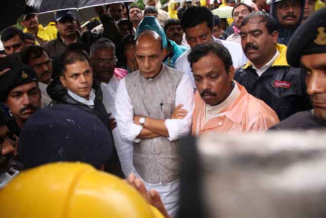 … इथे काल घरे होती असे आता वाटतच नाही – राजनाथ सिंह … इथे काल घरे होती असे आता वाटतच नाही – राजनाथ सिंह