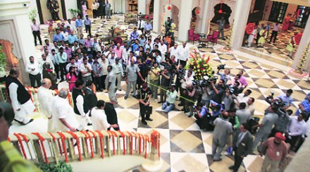 महाराष्ट्रीय जेवण न दिल्याने शिवसेना खासदारांनी मोडला केटरिंग कर्मचाऱय़ाचा रोजाचा उपवास महाराष्ट्रीय जेवण न दिल्याने शिवसेना खासदारांनी मोडला केटरिंग कर्मचाऱय़ाचा रोजाचा उपवास