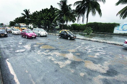 राज्य रुतले खड्डय़ांत..!