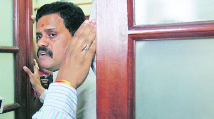 पोकळांची राडेबाजी पोकळांची राडेबाजी