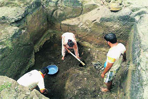 गावपाडय़ांच्या पाण्यासाठी जलस्रोतांची स्वच्छता गावपाडय़ांच्या पाण्यासाठी जलस्रोतांची स्वच्छता