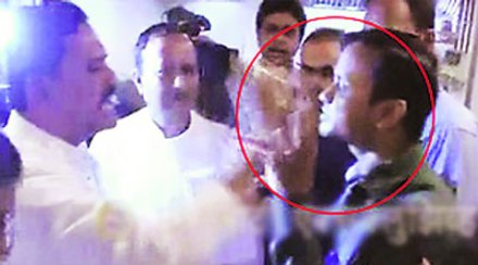 महाराष्ट्र सदनातून संसदेपर्यंत खानापमान नाटय़ ! महाराष्ट्र सदनातून संसदेपर्यंत खानापमान नाटय़ !