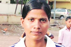 फुटबॉलपटू सरुताईला परिस्थितीचे ‘रेडकार्ड’