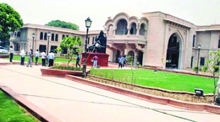 महाराष्ट्र सदनाच्या अमराठी बाण्याविरोधात सेनेचा ‘हल्लाबोल’ महाराष्ट्र सदनाच्या अमराठी बाण्याविरोधात सेनेचा ‘हल्लाबोल’