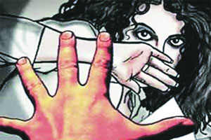 बलात्काराइतकाच मुर्दाड समाजाचा डंखही विखारी बलात्काराइतकाच मुर्दाड समाजाचा डंखही विखारी