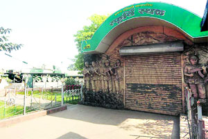 डोंबिवलीतील स्फूर्तिस्थळाला अखेर वाली सापडला डोंबिवलीतील स्फूर्तिस्थळाला अखेर वाली सापडला