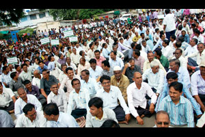 विद्यापीठ अधिकारी-कर्मचाऱ्यांचा मूकमोर्चा विद्यापीठ अधिकारी-कर्मचाऱ्यांचा मूकमोर्चा