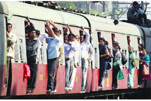 रेल्वे अधिकाऱ्याच्या प्रसंगावधानाने प्रवाशांचे प्राण वाचले