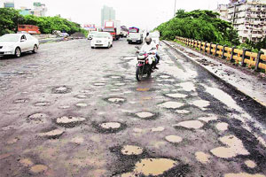 सायन-पनवेल महामार्ग गेला ‘खड्डय़ात’ सायन-पनवेल महामार्ग गेला ‘खड्डय़ात’