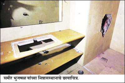 खासदारकीचा महाल भंगताच घरांचीही मोडतोड! खासदारकीचा महाल भंगताच घरांचीही मोडतोड!