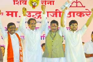 राणेंच्या पाडावासाठी उद्धव-केसरकर ‘युती’ राणेंच्या पाडावासाठी उद्धव-केसरकर ‘युती’