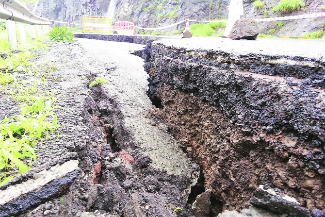 पाऊस थांबल्यानंतरच कसारा घाटात दुरुस्ती पाऊस थांबल्यानंतरच कसारा घाटात दुरुस्ती