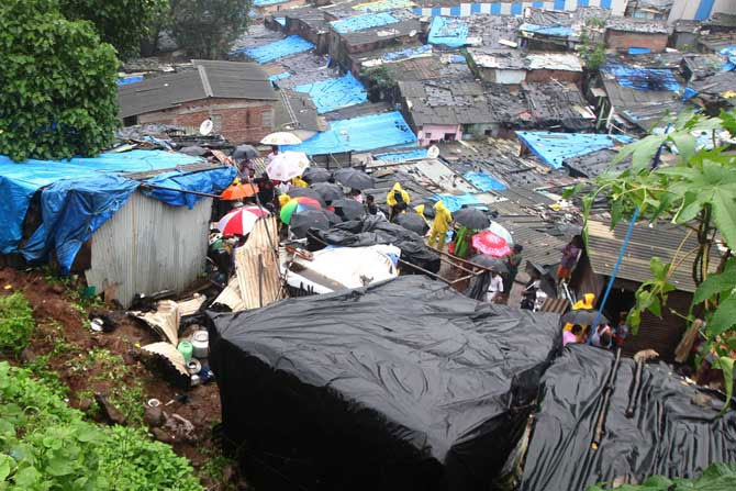 धोकादायक ठिकाणच्या घरांचे स्थलांतराचे फर्मान धोकादायक ठिकाणच्या घरांचे स्थलांतराचे फर्मान