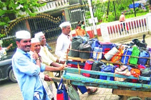 ‘माळीण’च्या मदतीसाठी मुंबईच्या डबेवाल्यांचे ‘चिठ्ठी’ अभियान ‘माळीण’च्या मदतीसाठी मुंबईच्या डबेवाल्यांचे ‘चिठ्ठी’ अभियान