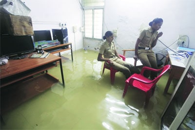 कुंद वातावरण आणि अफवांचा पाऊस कुंद वातावरण आणि अफवांचा पाऊस