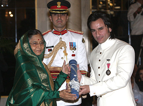 सैफ अली खानचा ‘पद्मश्री’ पुरस्कार केंद्र सरकार काढून घेणार? सैफ अली खानचा ‘पद्मश्री’ पुरस्कार केंद्र सरकार काढून घेणार?