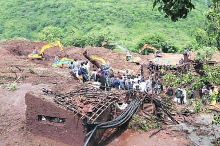 घरांच्या खाणाखुणा दिसू लागल्या अन् बांध फुटले!