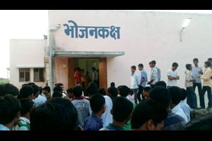 वसतिगृहात अळ्या-किडेयुक्त भोजनाने विद्यार्थ्यांचा बहिष्कार! वसतिगृहात अळ्या-किडेयुक्त भोजनाने विद्यार्थ्यांचा बहिष्कार!