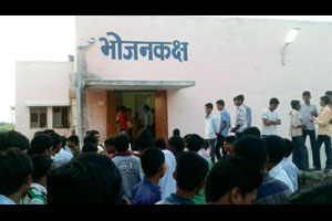 वसतिगृहात अळ्या-किडेयुक्त भोजनाने विद्यार्थ्यांचा बहिष्कार!