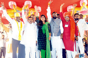 आघाडी सरकारने १५ वर्षांत काय दिवे लावले – पंकजा मुंडे आघाडी सरकारने १५ वर्षांत काय दिवे लावले – पंकजा मुंडे