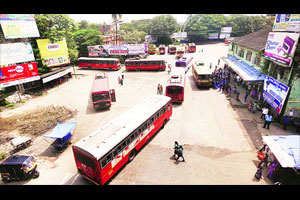 प्रवाशांचा सक्तीचा खोळंबा डिझेल भरण्यासाठी थांबलेल्या एसटींमुळे