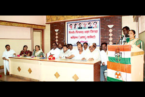 मुख्यमंत्र्यांकडून निर्णय नाही, मंत्रीही निष्क्रिय काँग्रेस मुख्यालय म्हणजे ‘हप्तेगिरी’चा अड्डा
