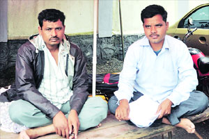 प्रकल्पग्रस्तांचे नोकरीसाठी उपोषण प्रकल्पग्रस्तांचे नोकरीसाठी उपोषण