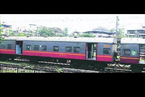 आधीच अपुऱ्या, त्यात जुन्या गाडय़ा.. आधीच अपुऱ्या, त्यात जुन्या गाडय़ा..