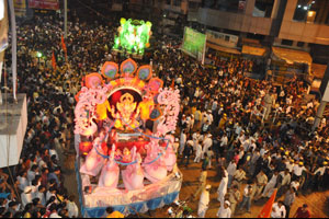 गुलालाऐवजी फुले, ‘डीजे’ऐवजी ढोलताशा आणि इच्छुकांचे फलकयुद्ध गुलालाऐवजी फुले, ‘डीजे’ऐवजी ढोलताशा आणि इच्छुकांचे फलकयुद्ध