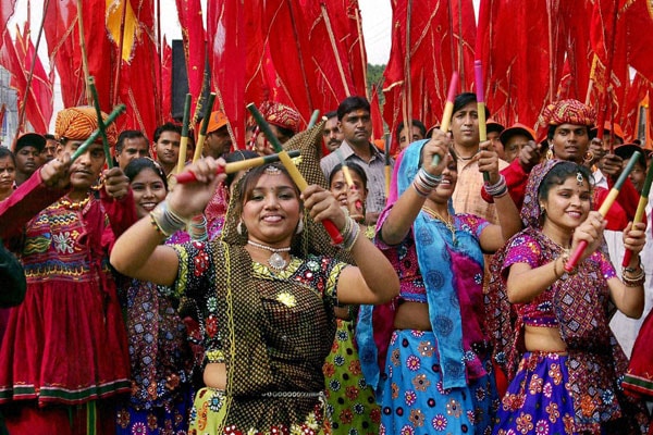 गोध्रातील मुस्लिमांना ‘दांडिया’चा आधार गोध्रातील मुस्लिमांना ‘दांडिया’चा आधार