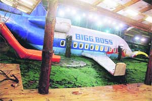 ‘बिग बॉस’चे स्पर्धक अपघातग्रस्त विमानात राहणार