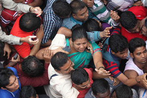 उत्सवखोरांचा उन्माद