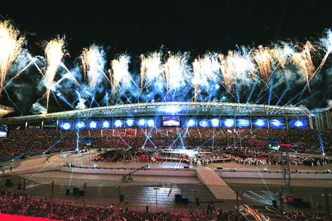 रंगांची उधळण, संगीताची मेजवानी..