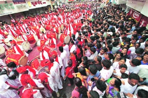 नियम धडकावून उत्सव साजरा