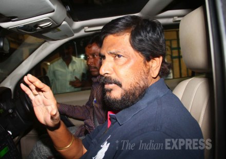 रामदास आठवलेंनी आंबेडकरी जनतेला दगा दिला- शिवसेना रामदास आठवलेंनी आंबेडकरी जनतेला दगा दिला- शिवसेना