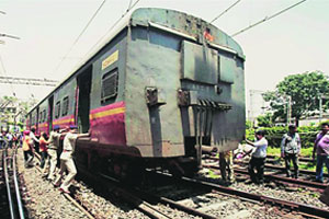 मेगाब्लॉकच्या दिवशीच प्रवाशांचे मेगाहाल मेगाब्लॉकच्या दिवशीच प्रवाशांचे मेगाहाल