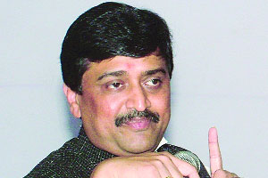 ‘आरोपपत्र दाखल करण्याआधीच चव्हाणांचे नाव का वगळले नाही?’ ‘आरोपपत्र दाखल करण्याआधीच चव्हाणांचे नाव का वगळले नाही?’