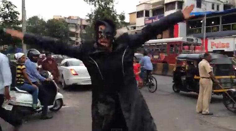 पाहा ‘क्रिश’च्या वेशात मुंबईतील रस्त्यावर थिरकला रणवीर! पाहा ‘क्रिश’च्या वेशात मुंबईतील रस्त्यावर थिरकला रणवीर!
