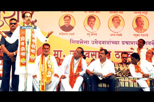 भाजपचे नेते दिल्लीपुढे शेपूट हलवणारे भाजपचे नेते दिल्लीपुढे शेपूट हलवणारे