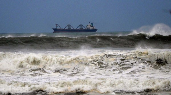 आंध्र,ओदिशावर ‘हुडहुड’ आदळले; पाच जणांचा बळी आंध्र,ओदिशावर ‘हुडहुड’ आदळले; पाच जणांचा बळी