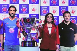 इंडियन सुपर लीगच्या चषकाचे अनावरण