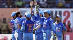 धोनीकडून गोलंदाजांची पाठराखण