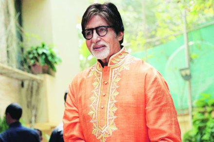वाढदिवशी कुटुंबात रमले बिग बी! वाढदिवशी कुटुंबात रमले बिग बी!
