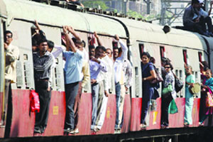 ‘हार्बर’ प्रवासी समस्यांनी बेजार! ‘हार्बर’ प्रवासी समस्यांनी बेजार!