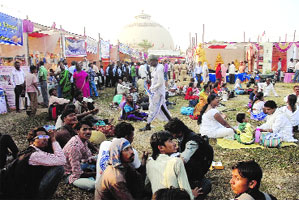 दीक्षाभूमीवर लाखो बौद्ध बांधवांचा जनसागर दीक्षाभूमीवर लाखो बौद्ध बांधवांचा जनसागर