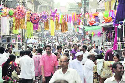 बाजारपेठ सजली..