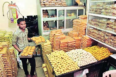 तयार फराळाला महिलांची पसंती तयार फराळाला महिलांची पसंती