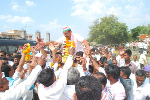 धुळे जिल्ह्य़ाची काँग्रेसला साथ ; पाचपैकी तीन जागा काँग्रेसला धुळे जिल्ह्य़ाची काँग्रेसला साथ ; पाचपैकी तीन जागा काँग्रेसला